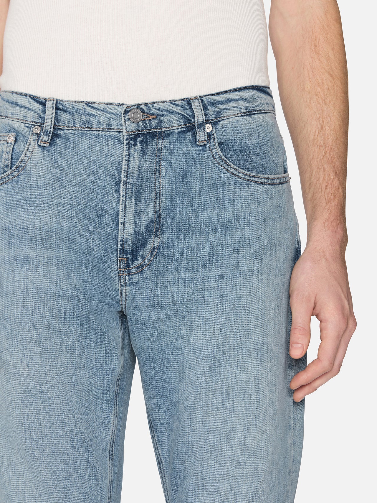 jeans front detail image alt:size alt:fit1