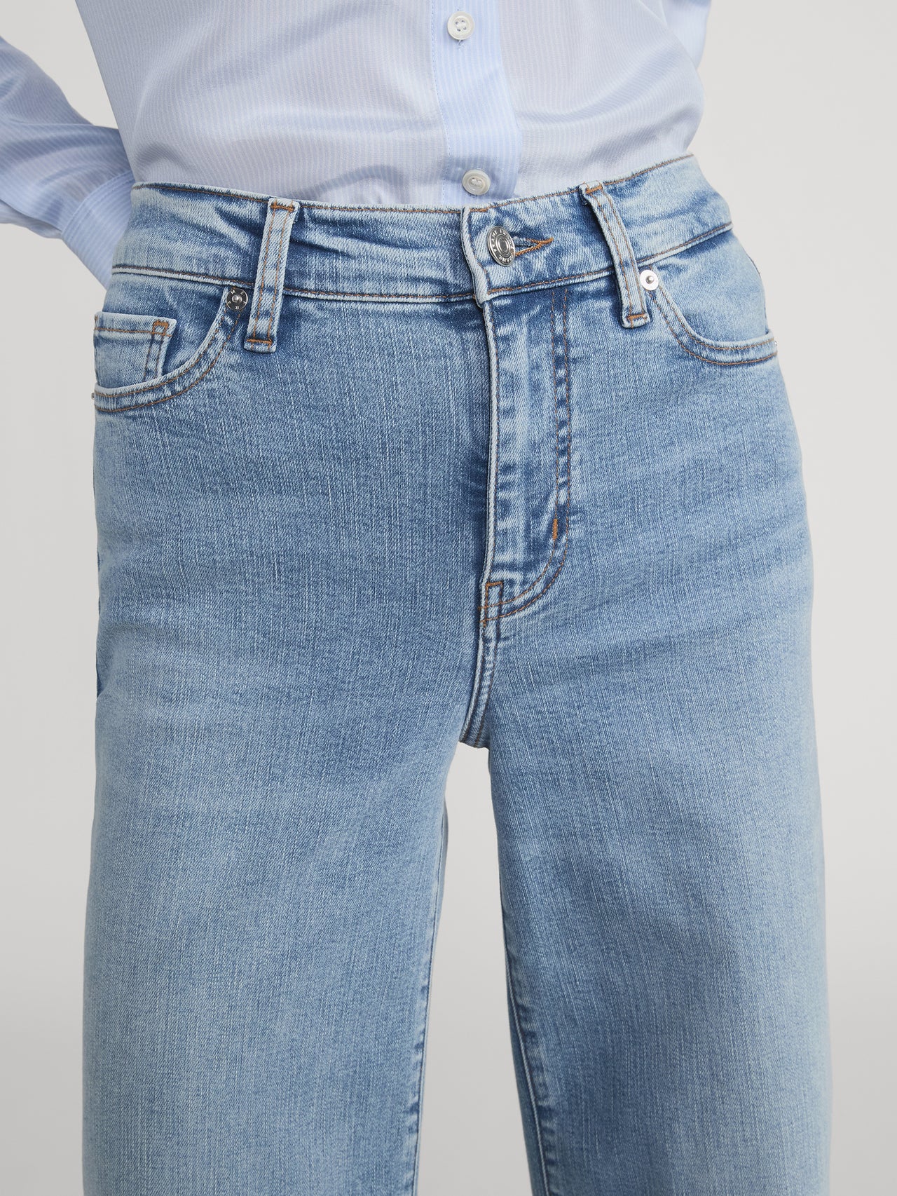 jeans front detail image