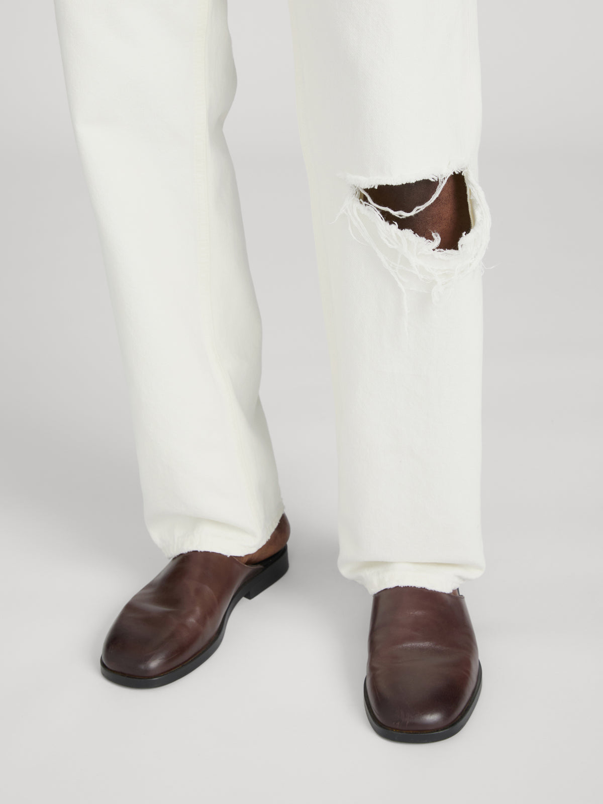 Relaxed Jean -- Off White Rip