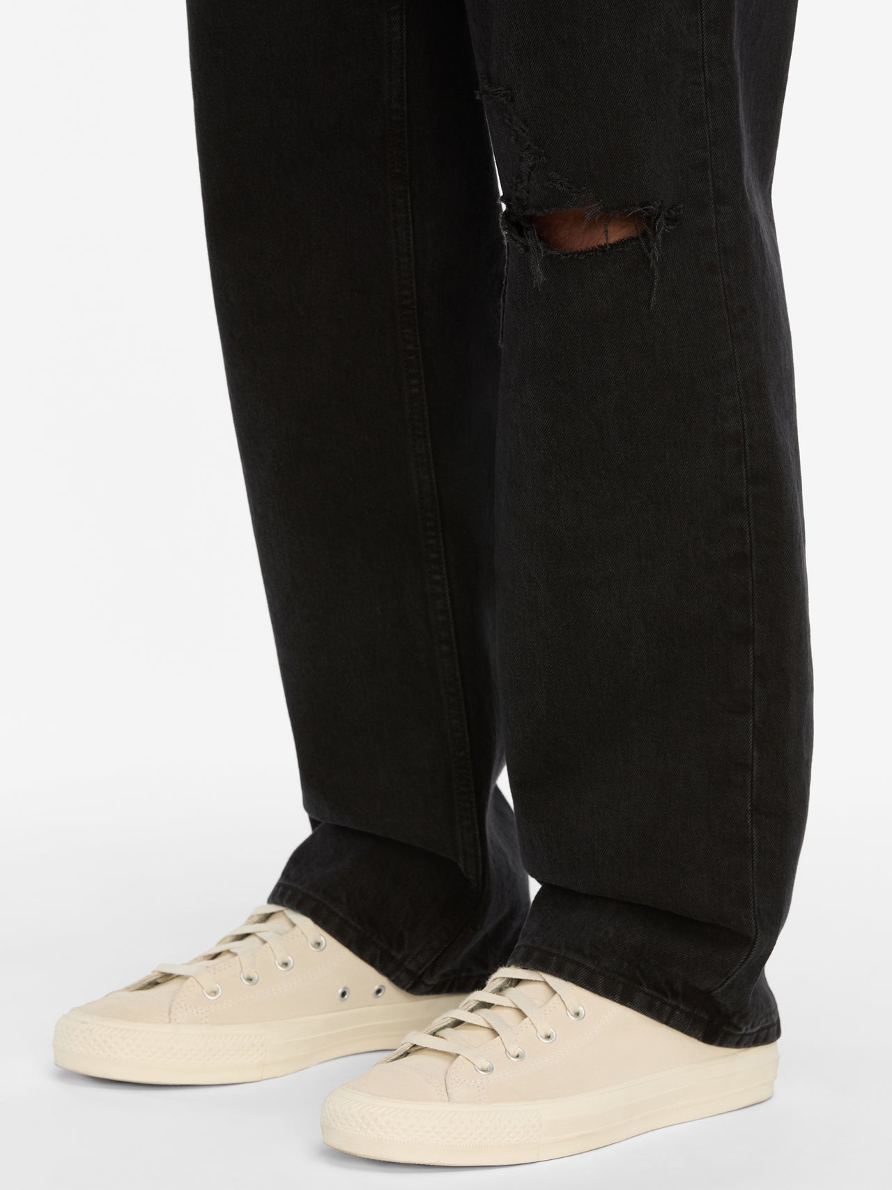 jeans frayed knee detail image