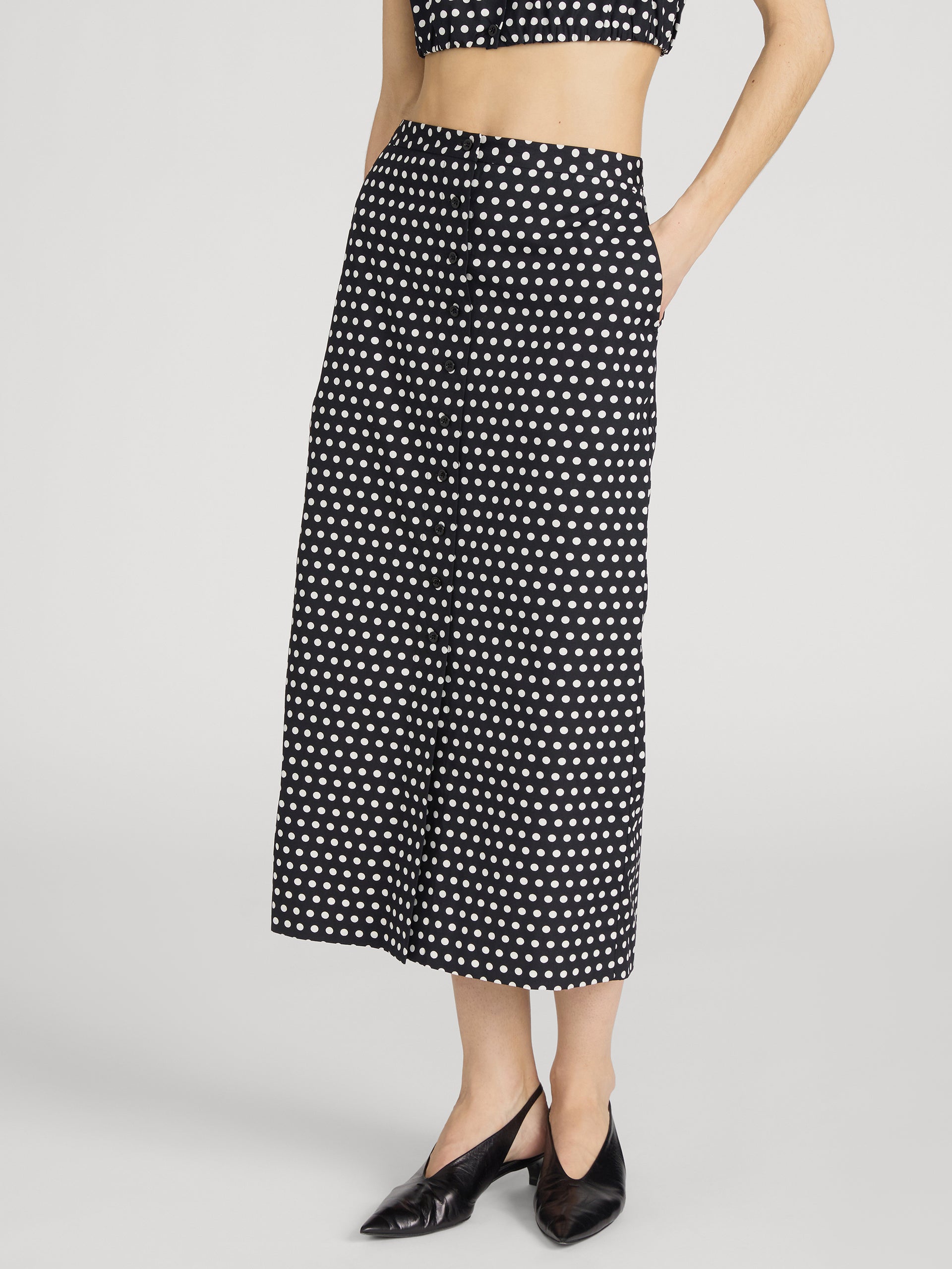 Skirt on model side