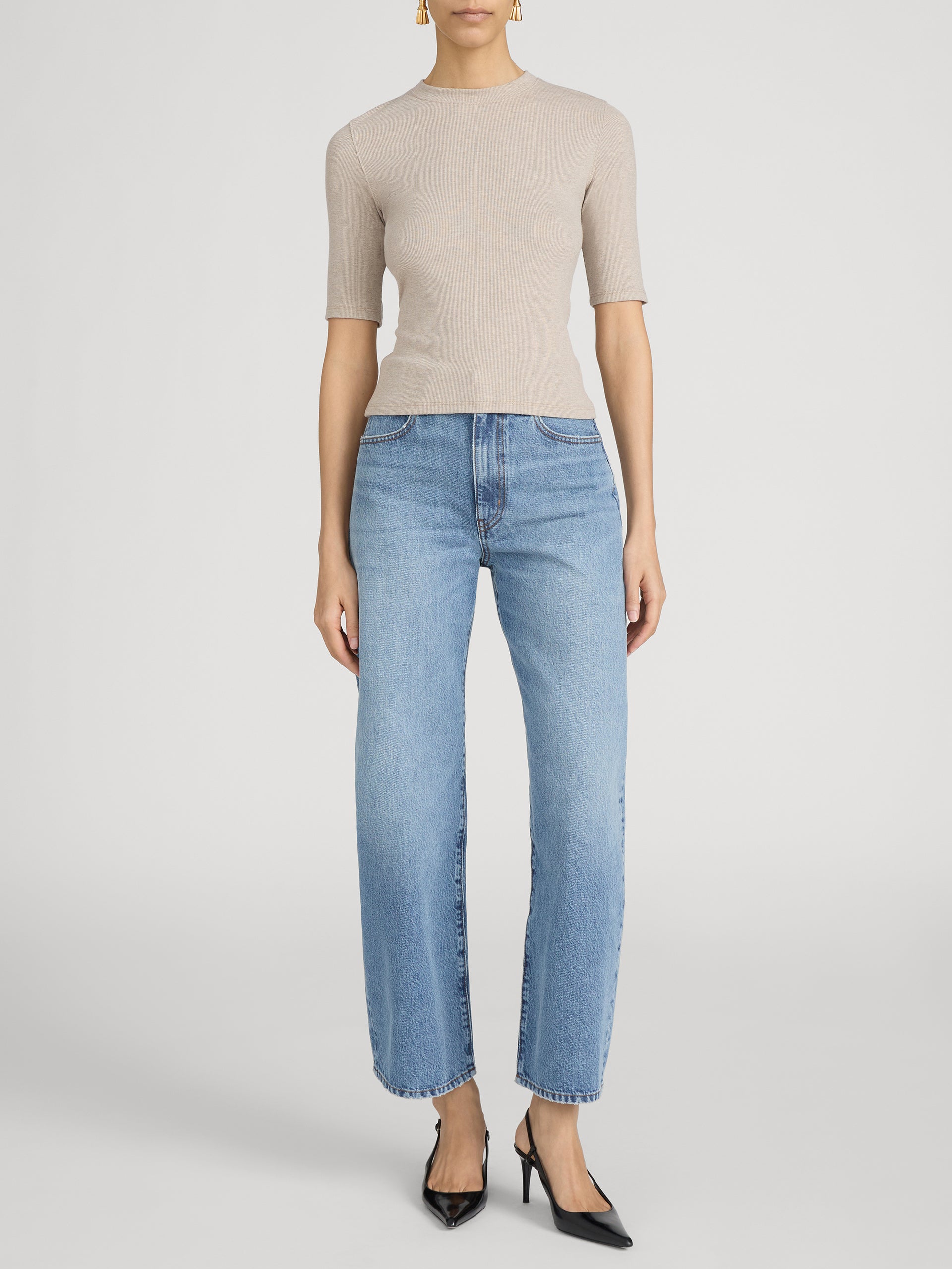 Tee On model Front