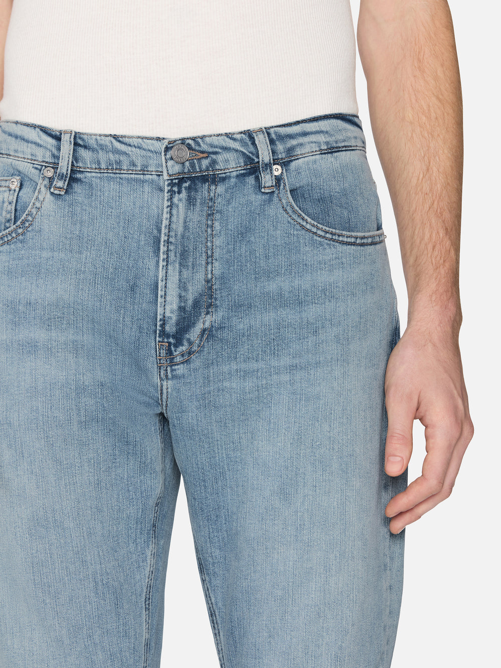 jeans front detail image alt:size alt:fit1