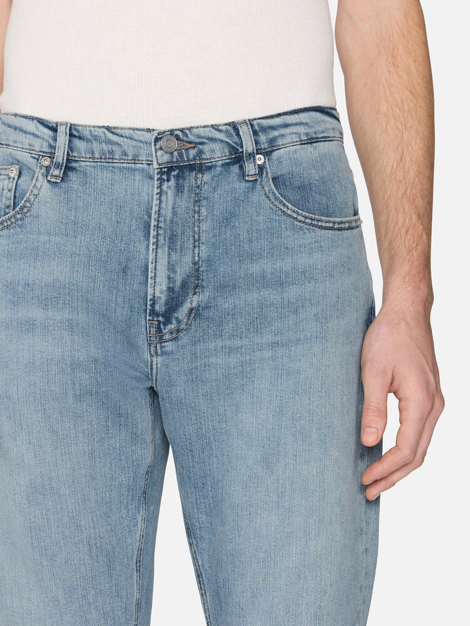 jeans front detail image alt:size alt:fit1