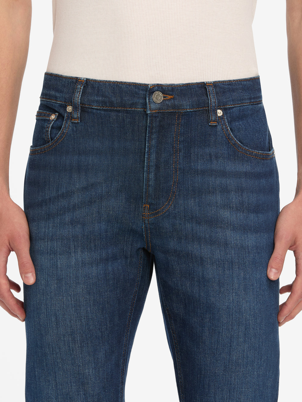 jeans front detail image alt:size alt:fit1