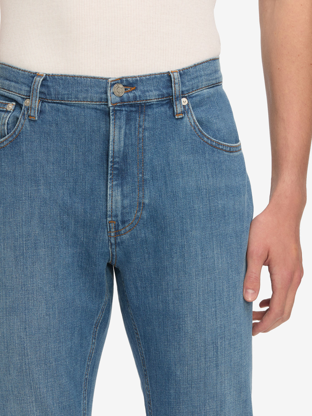 jeans front detail image alt:fit1