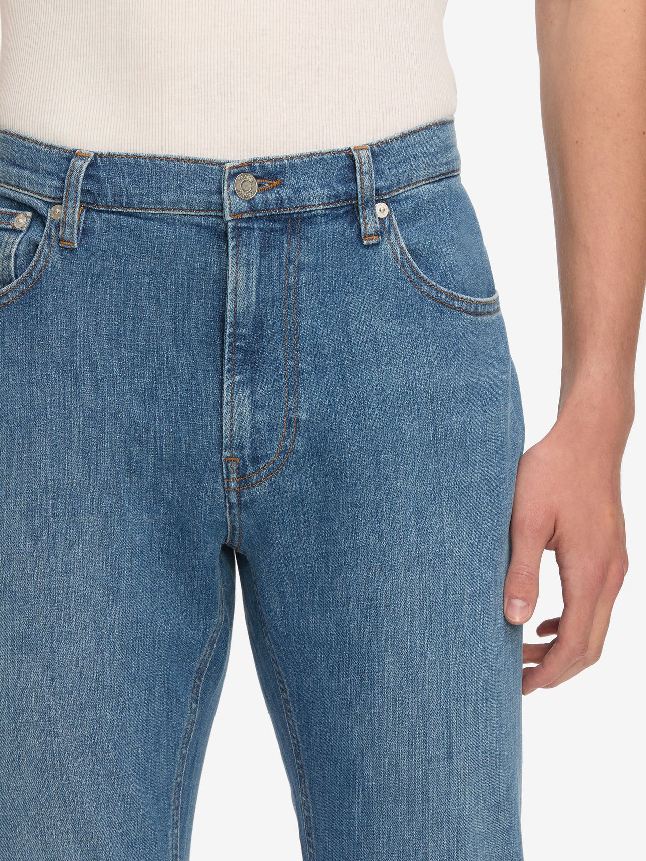 jeans front detail image alt:fit1