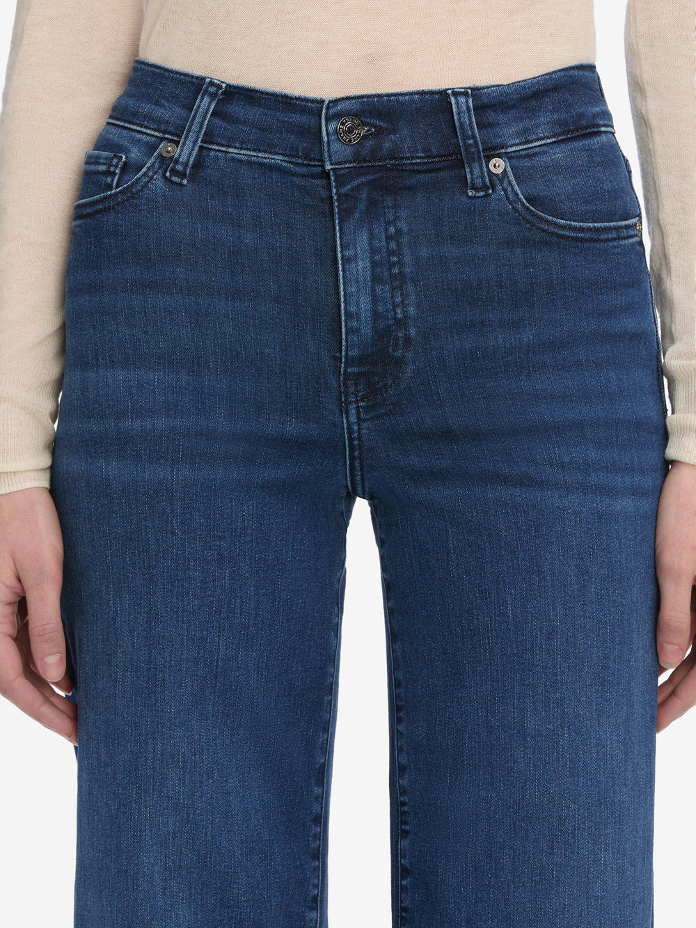 jeans front detail image alt:fit1