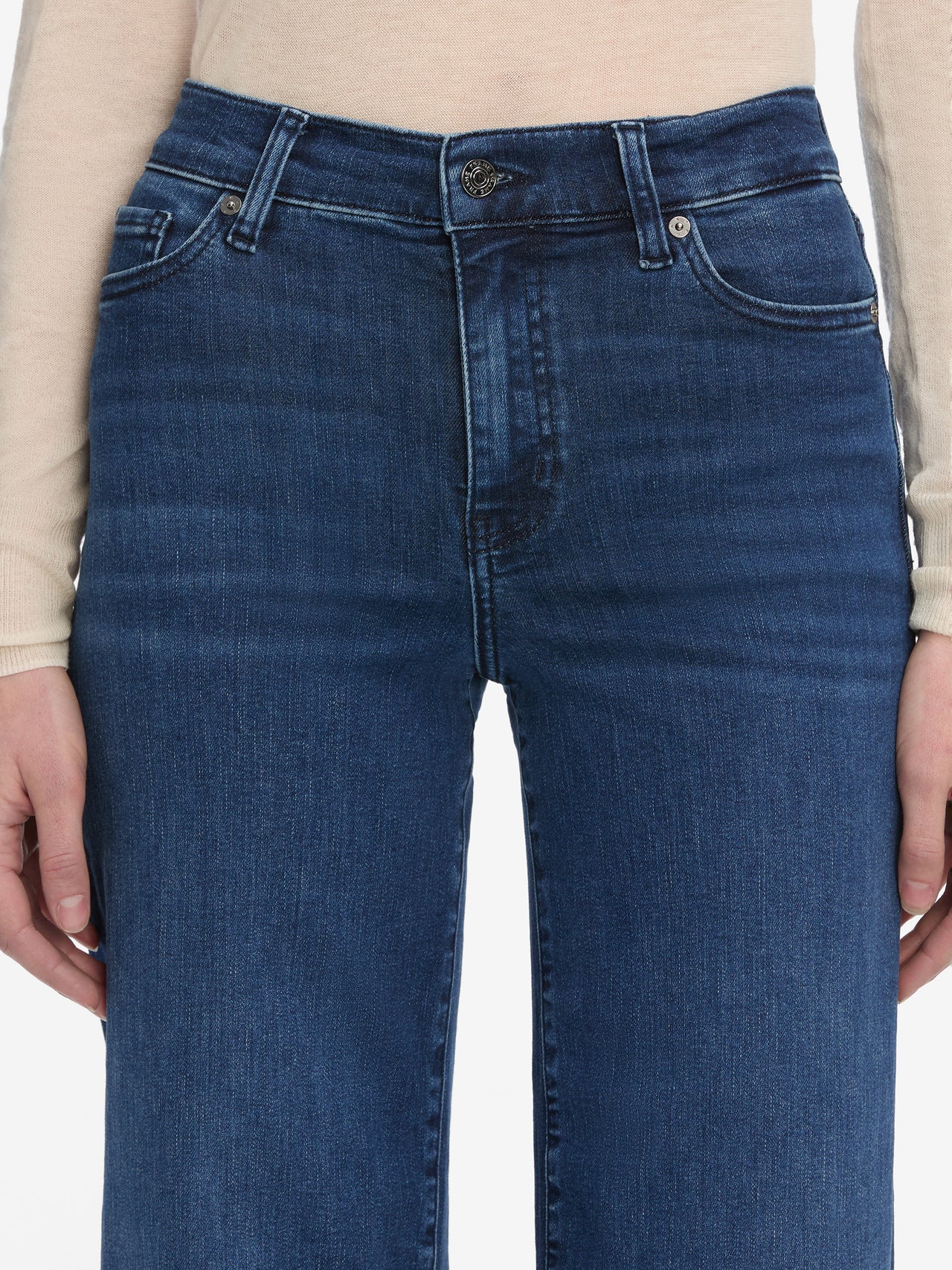 jeans front detail image alt:fit1