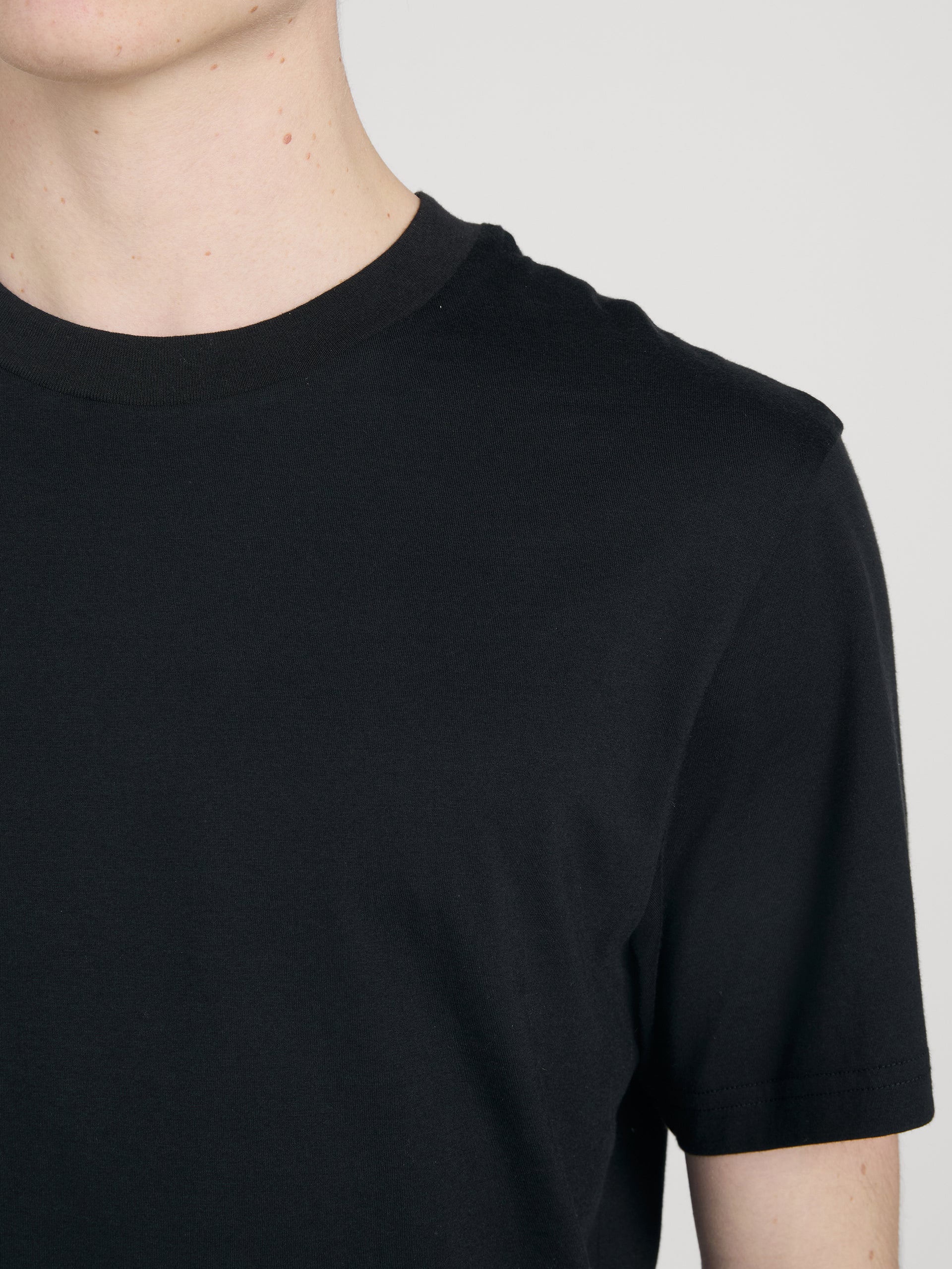 Tee on model detail 