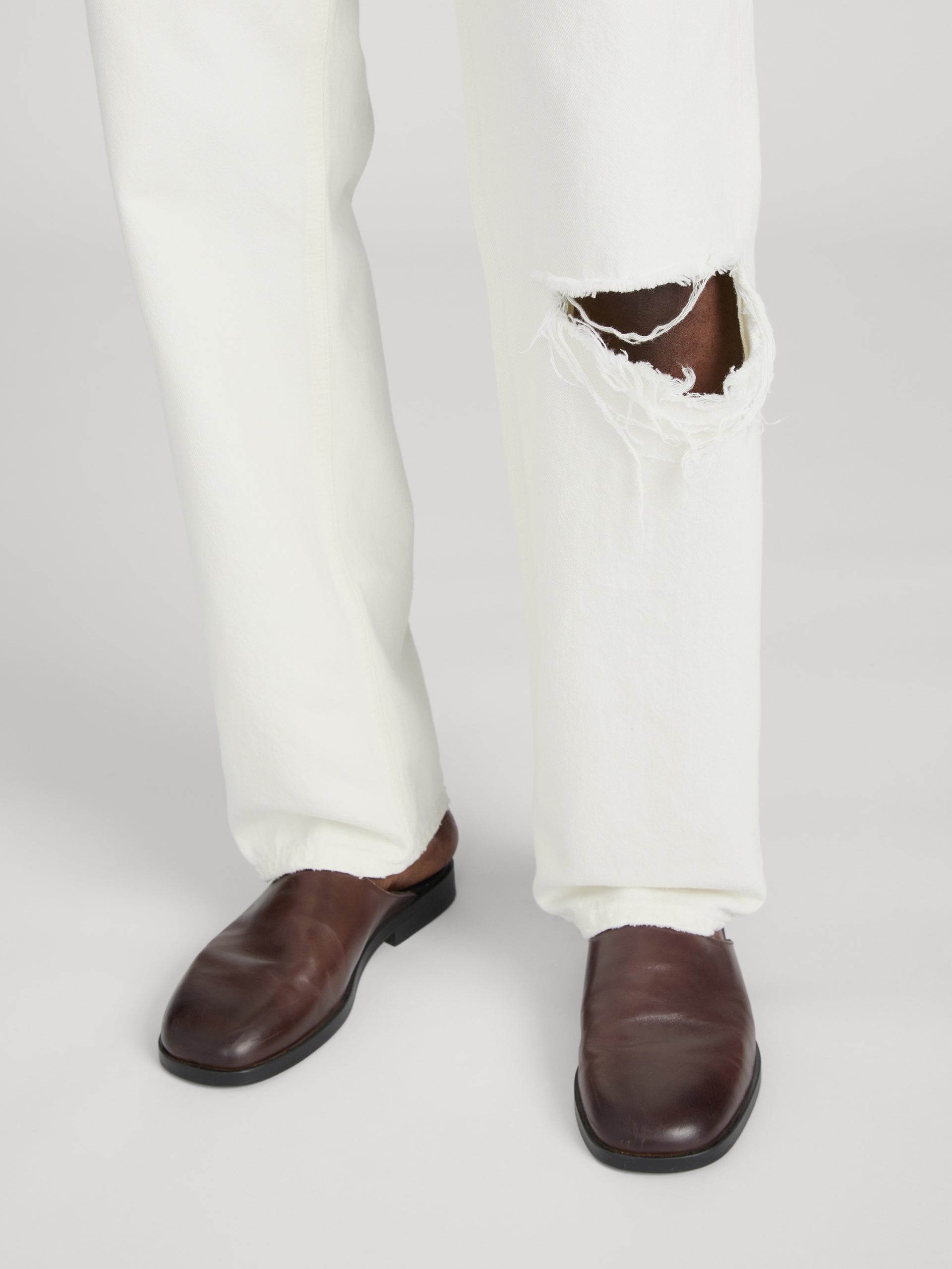Relaxed Jean -- Off White Rip