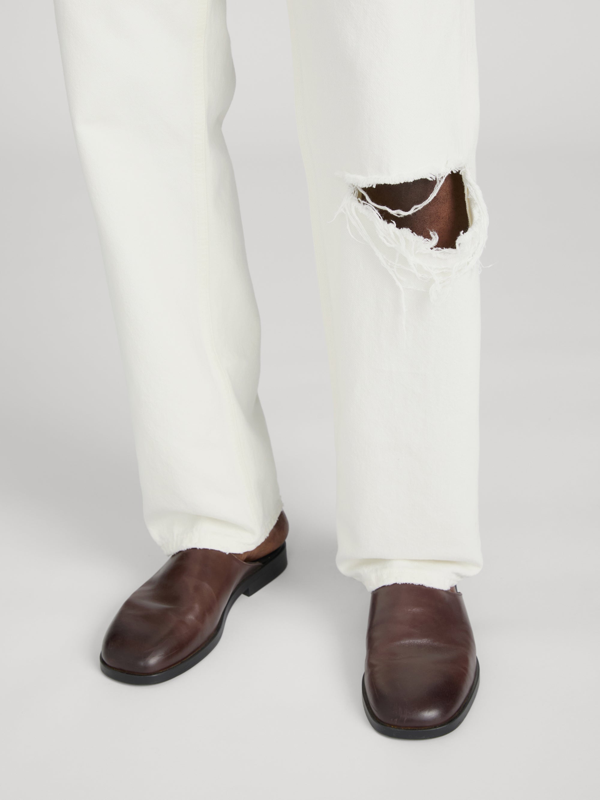 Relaxed Jean -- Off White Rip