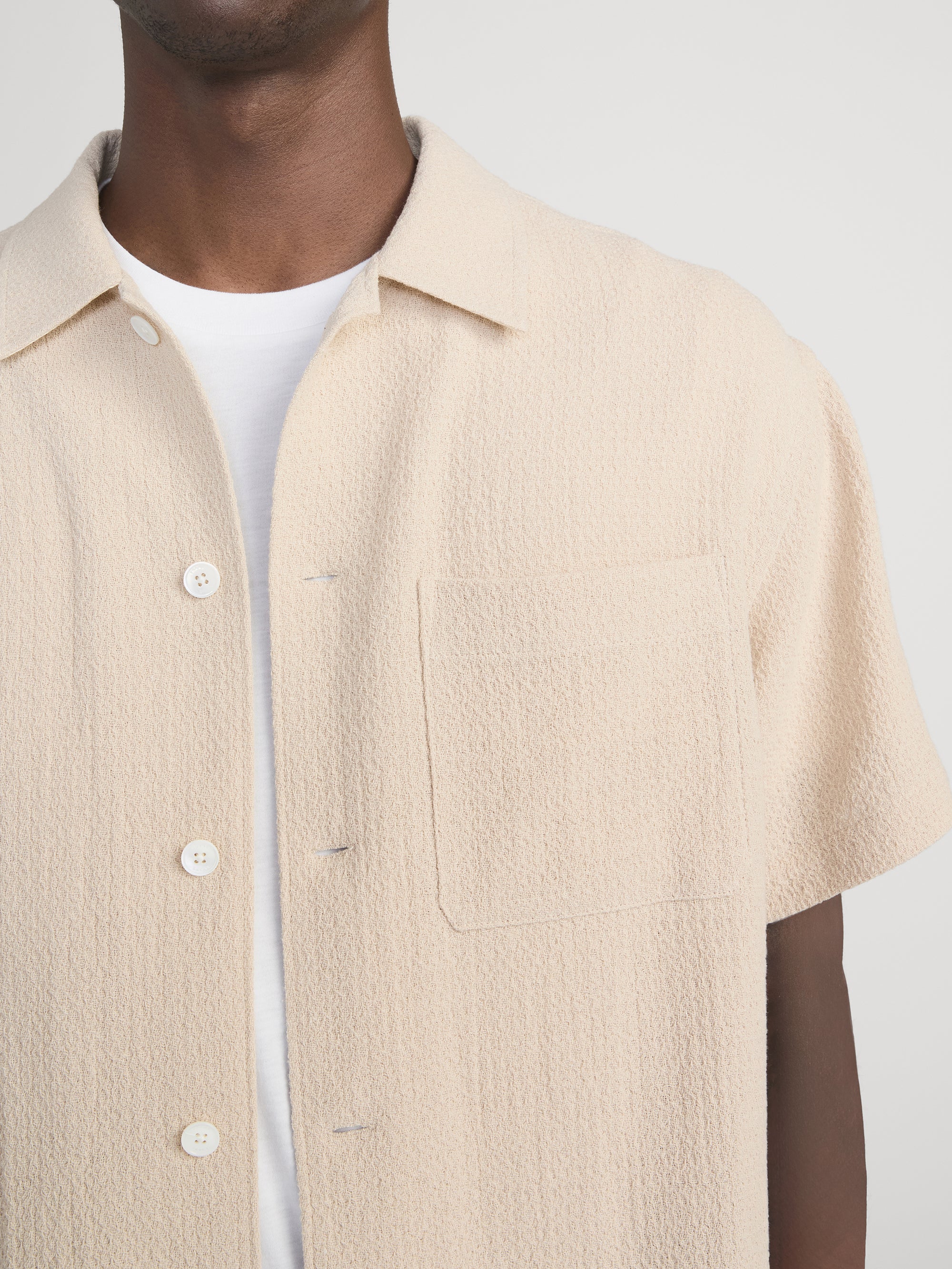 OPEN WEAVE S/S SHIRT LIGHT STONE