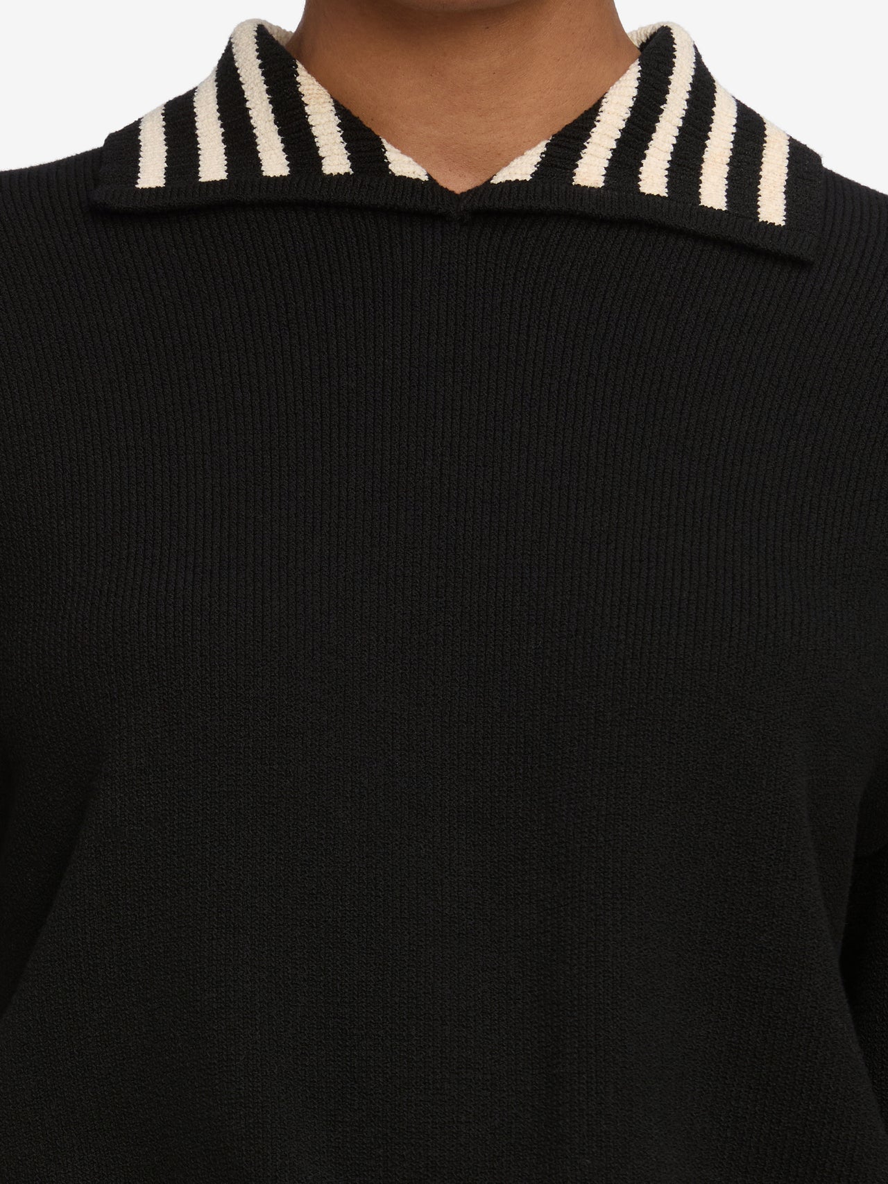 sweater front detail image alt:fit1