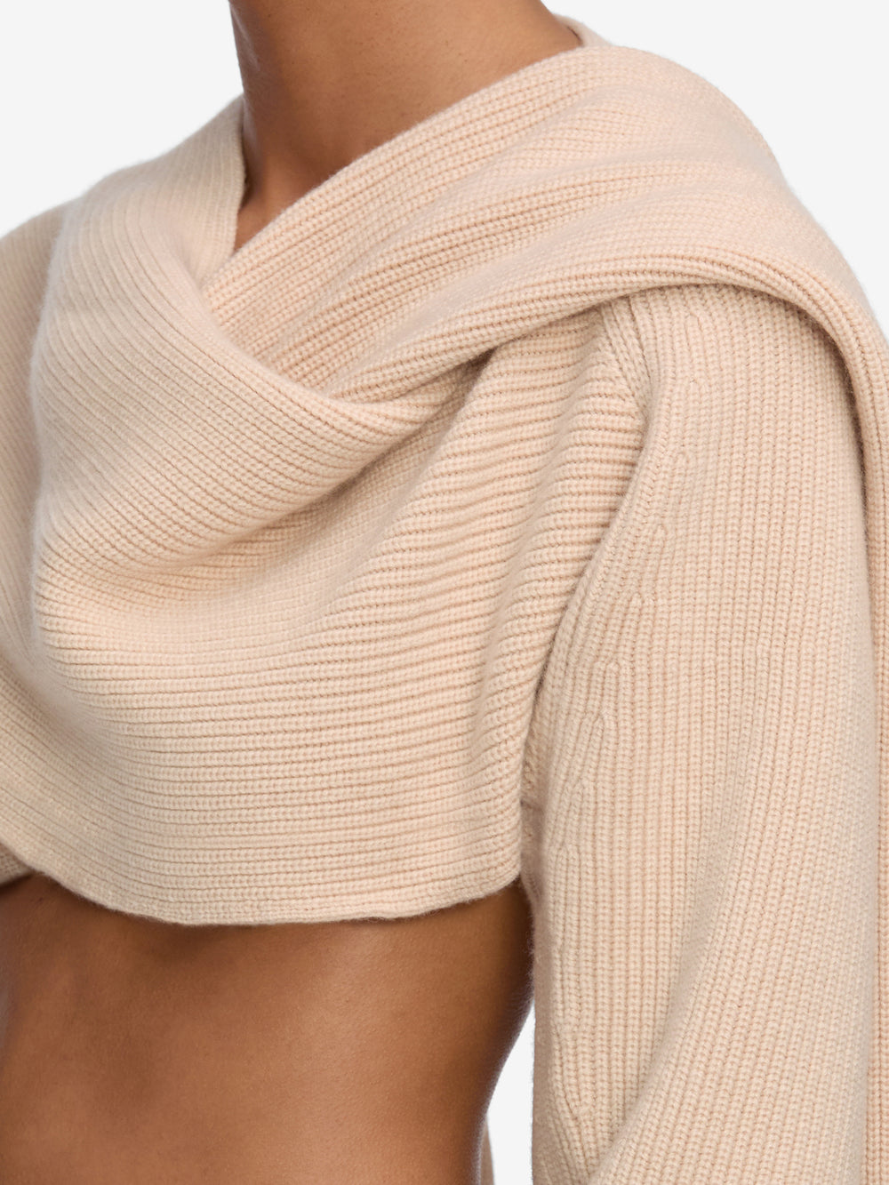 sweater front detail image alt:fit1