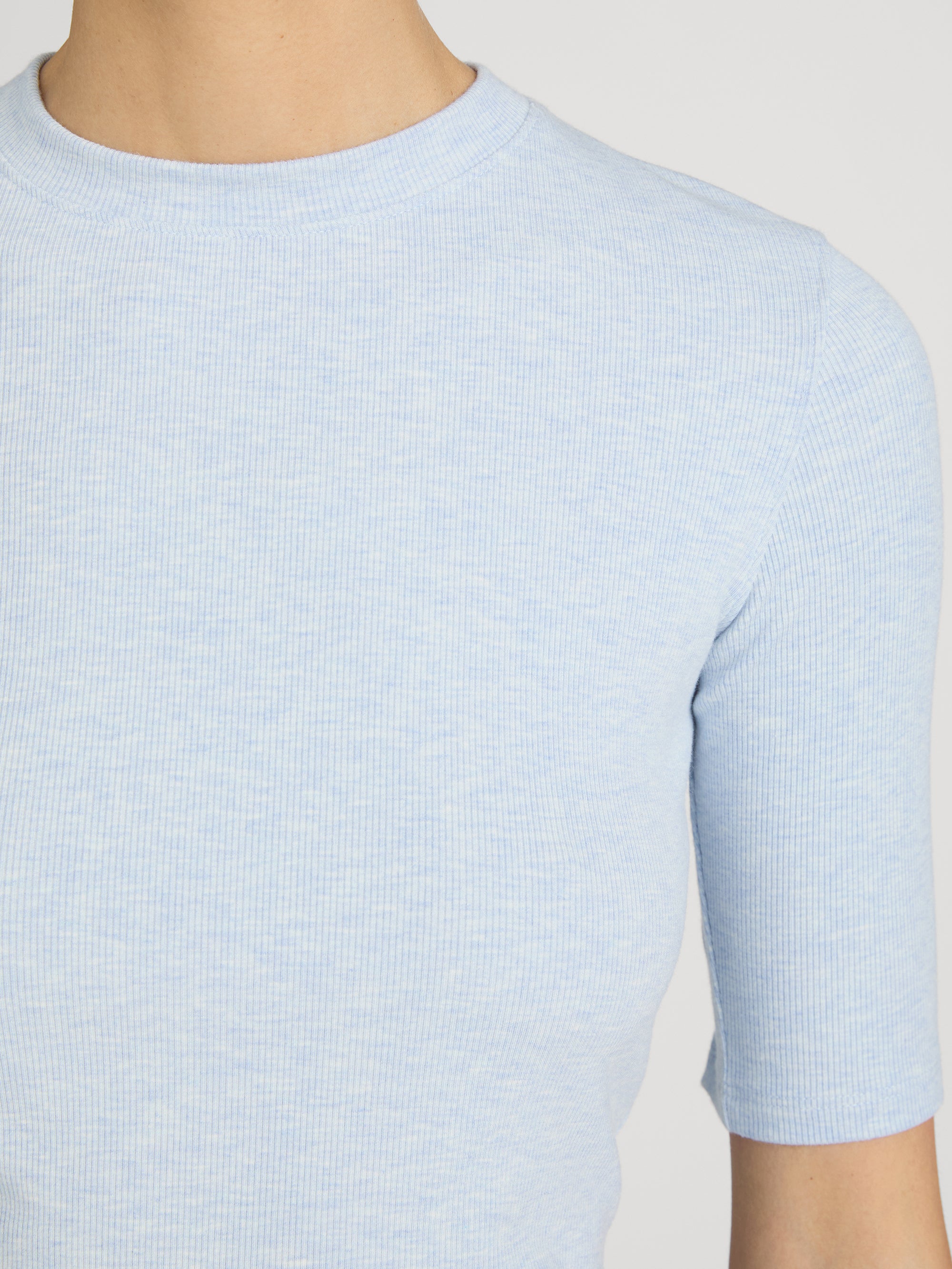Tee on model Detail 