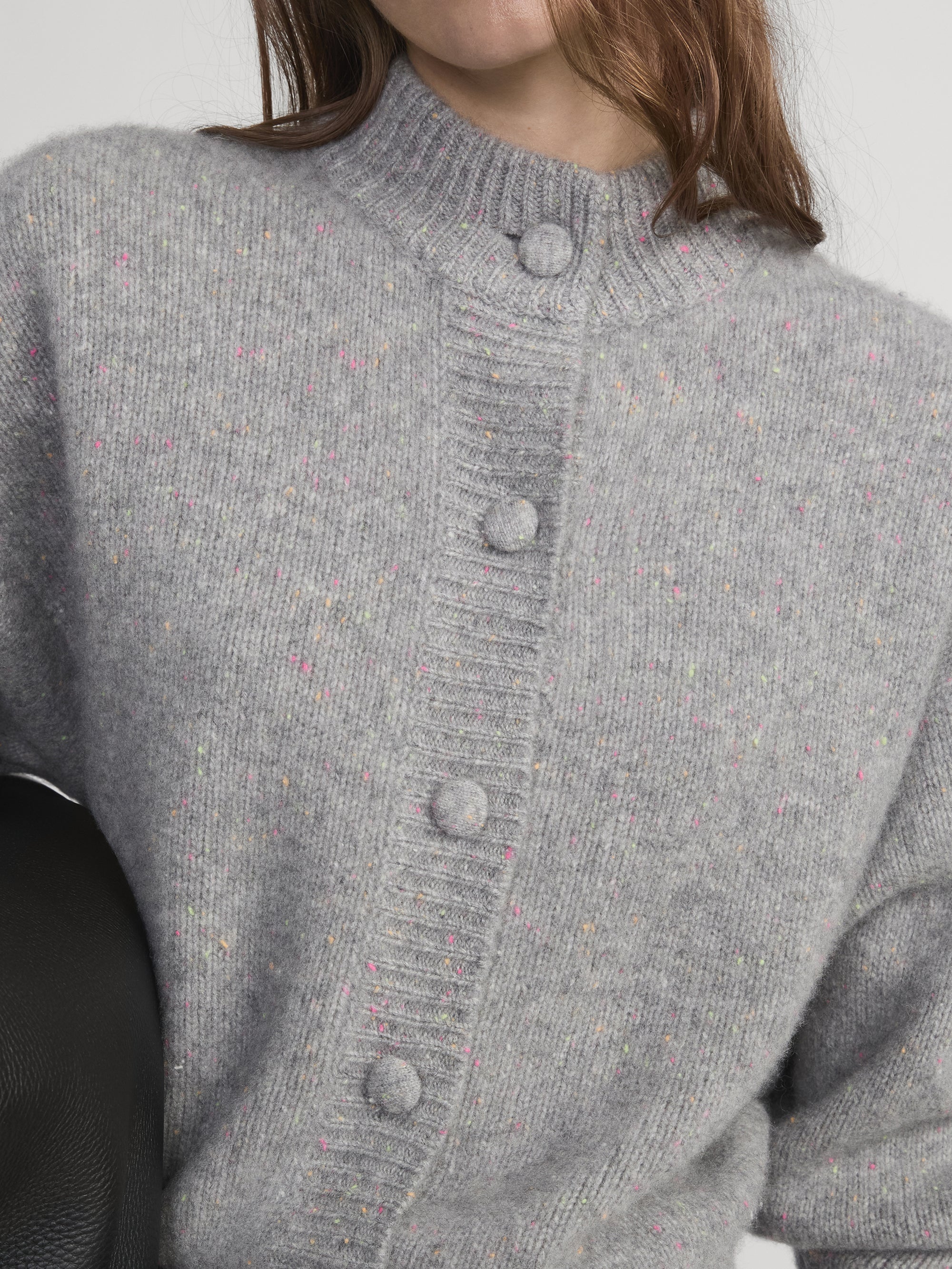 THE CASHMERE FLECK CARDI SILVER