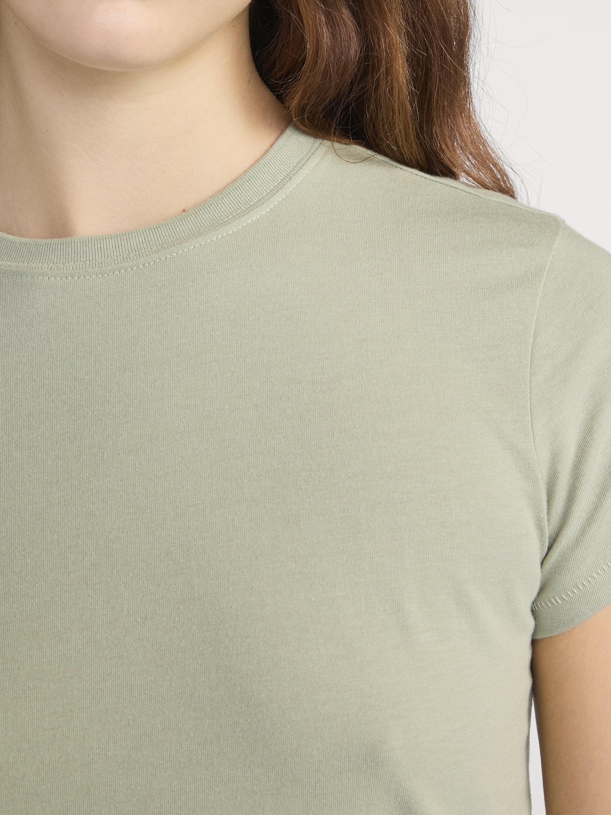Tee on model Detail 